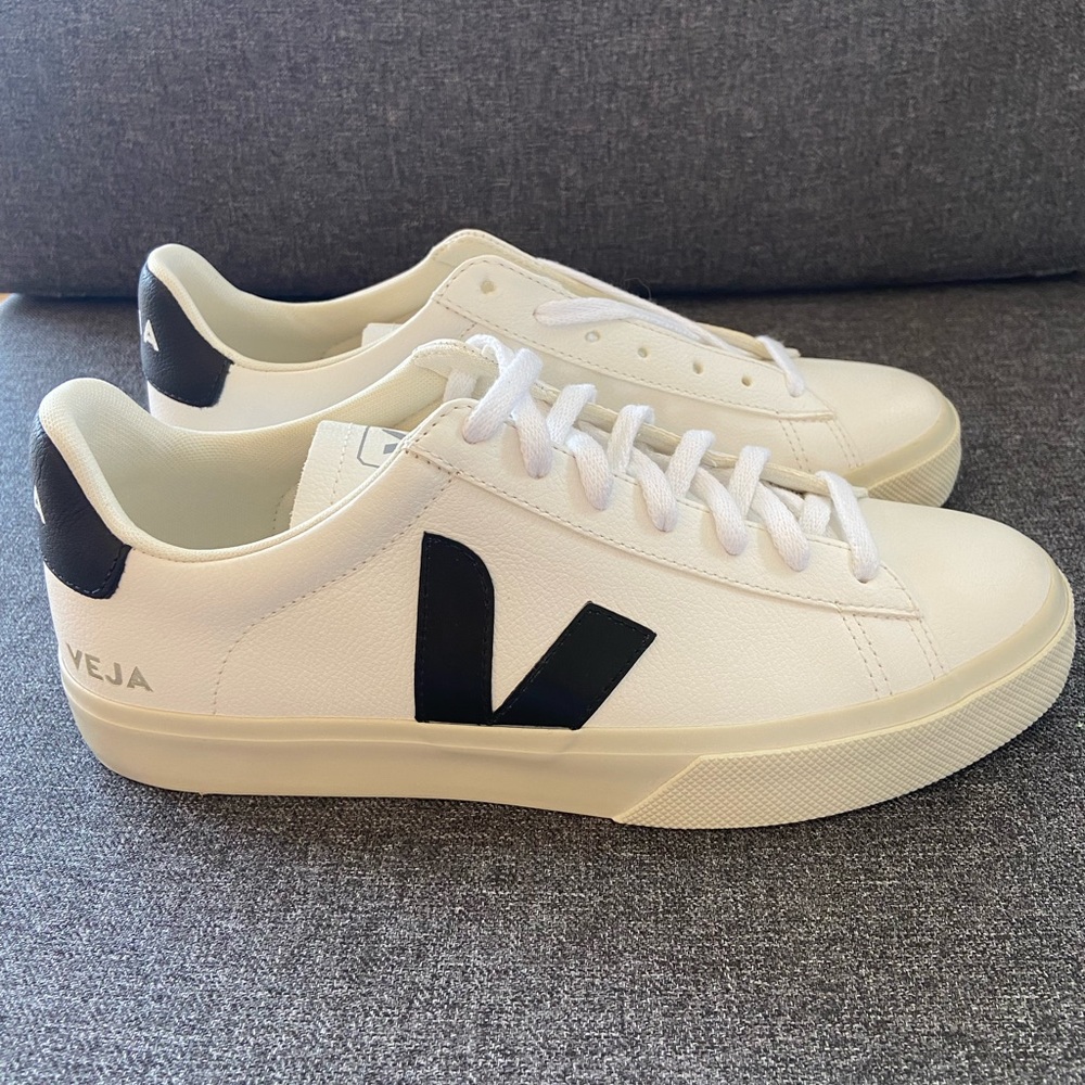 VEJA Esplar vegan leather sneakers/ Black and Extra White/ Women’s SZ 10